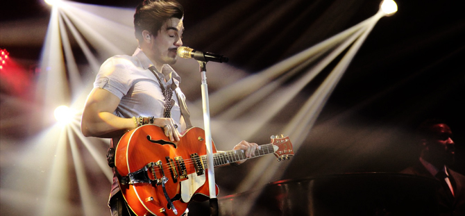 Luan Santana emociona legião de fãs em show acústico, em Manaus