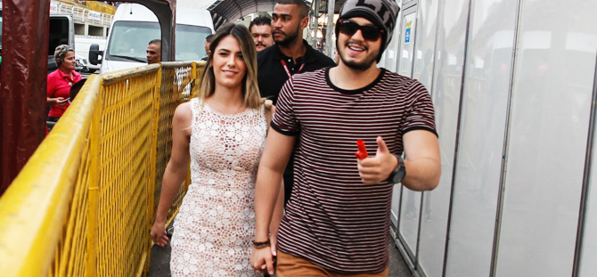 Luan Santana chega de mãos dadas com a namorada em show no Rio