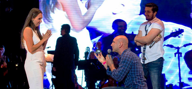 Fã faz pedido de casamento em show de Luan Santana