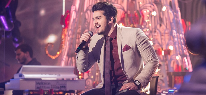 Luan Santana canta “Noite Feliz” no “Presente de Natal”