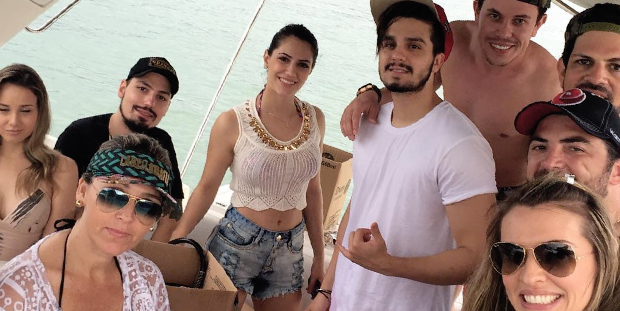 Ao lado de amigos, Luan Santana curte o litoral de Florianópolis