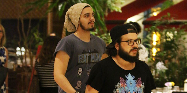 Luan Santana aproveita folga para passear em shopping do Rio de Janeiro