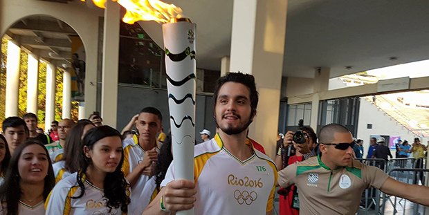 Luan Santana carrega a Tocha Olímpica em São Paulo
