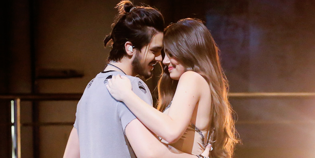 Camila Queiroz ganha selinho de Luan Santana em gravação de DVD