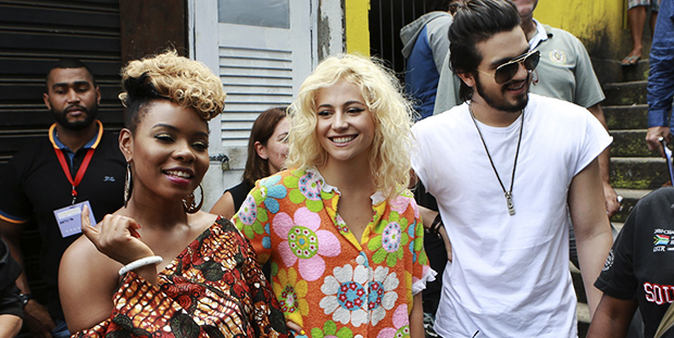 Ao lado de Pixie Lott e Yemi Alade, Luan Santana visita comunidade no RJ