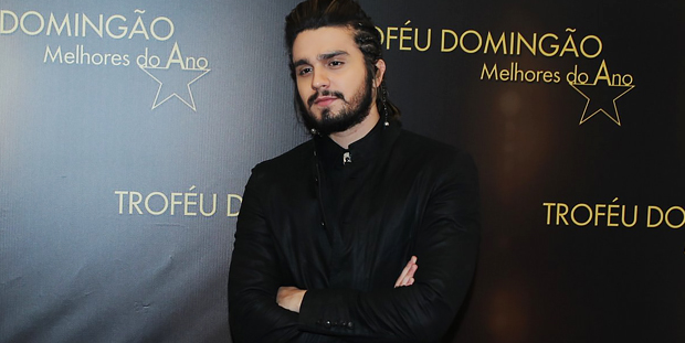 Luan Santana sobre look usado no ‘Melhores do Ano’: ‘Minha mãe que escolhe as minhas roupas’