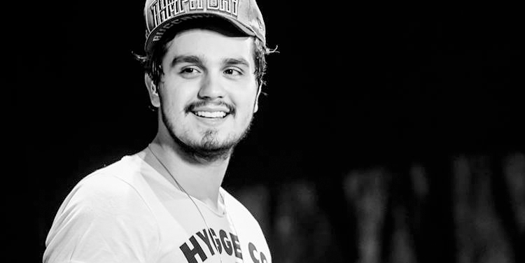 Fãs entrevistam e Luan Santana responde: “A fama nunca me soberbou”