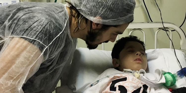 Luan Santana visita fã mirim internado há 3 anos na UTI