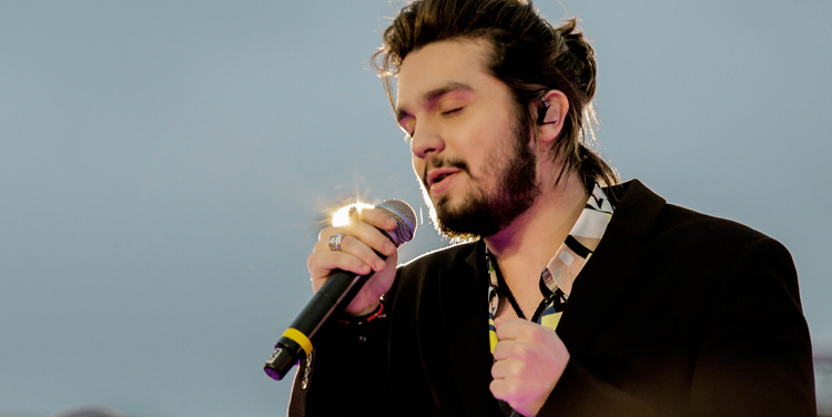 Luan Santana realiza show inédito no SBT