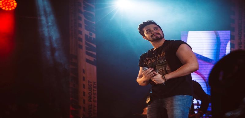 Inovador! Luan Santana investe em tradução de libras para ensinar aos fãs as letras de novas músicas