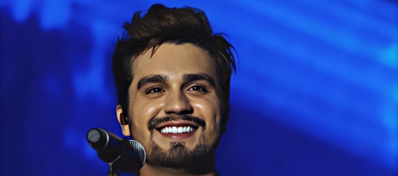 Em programa de TV, Luan Santana recebe pelo projeto “Viva”, certificado de Ouro, Platina e Diamante