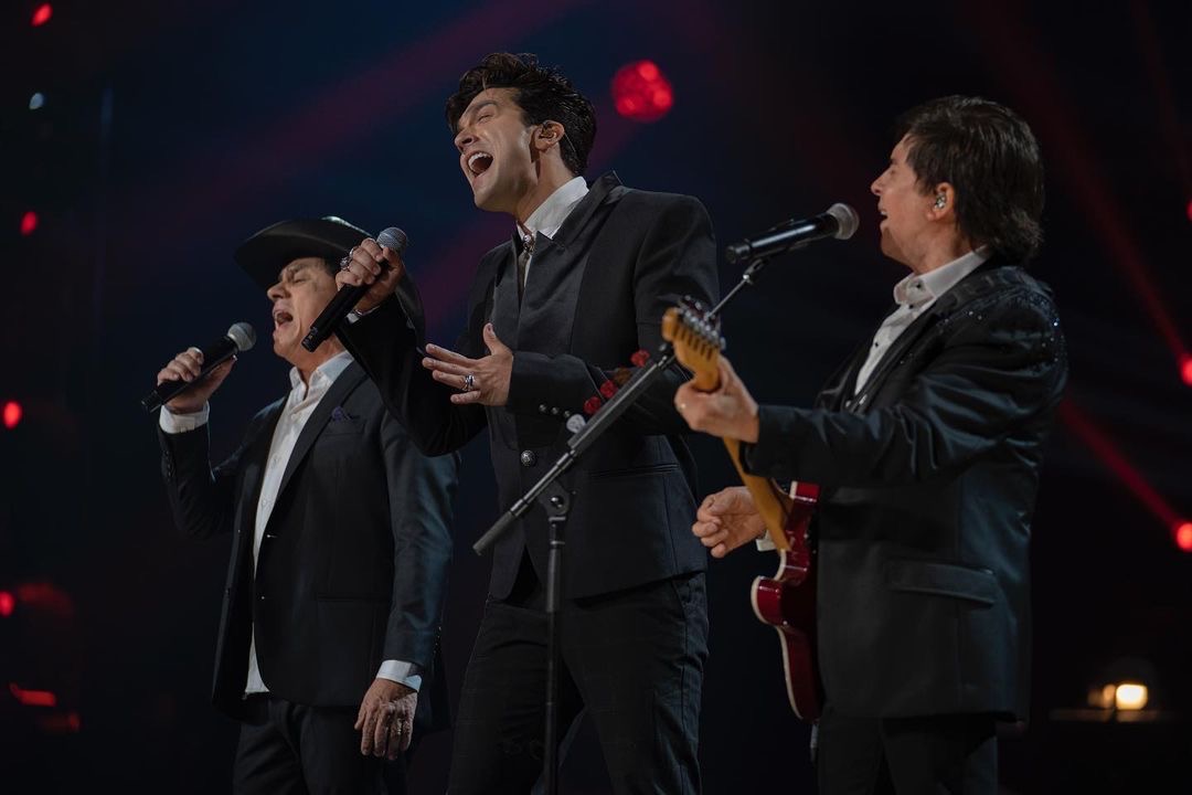 LUAN SANTANA FAZ PARTICIPAÇÃO NO SHOW DE 50 ANOS DE CARREIRA DA DUPLA CHITÃOZINHO E XORORÓ EM NOVA IORQUE.