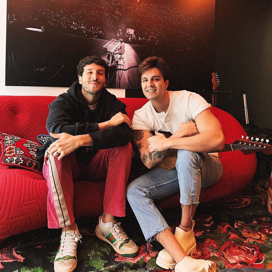 LUAN SANTANA SE ENCONTRA COM CANTOR COLOMBIANO SEBASTIÁN YATRA EM ESTÚDIO DE MIAMI E FÃS COGITAM PARCERIA