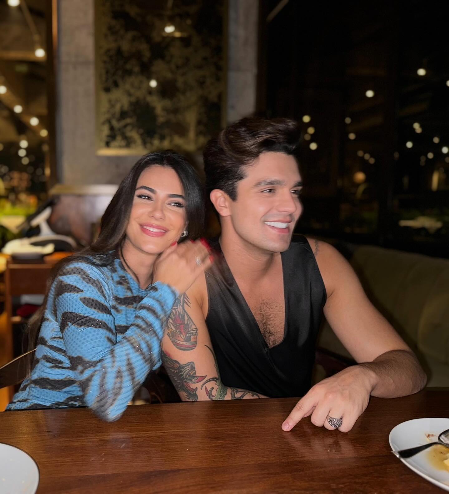 Luan Santana comemora 16 anos de história com Jade Magalhães e faz declaração romântica.