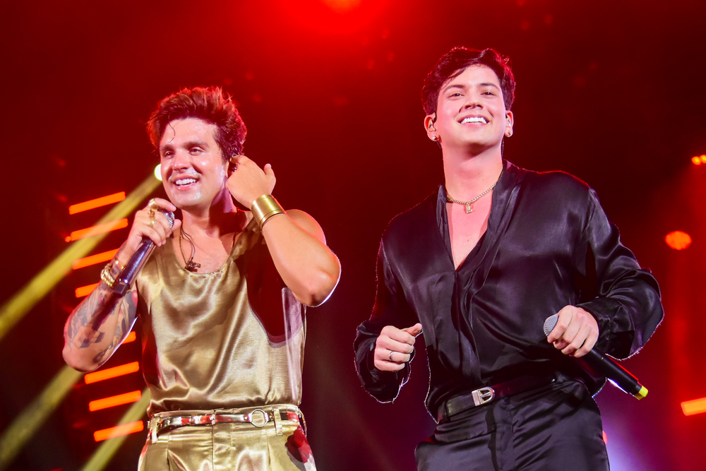 LUAN SANTANA ANUNCIA LANÇAMENTO DE FEAT COM LÉO FOGUETE PARA O DIA 24  DE ABRIL