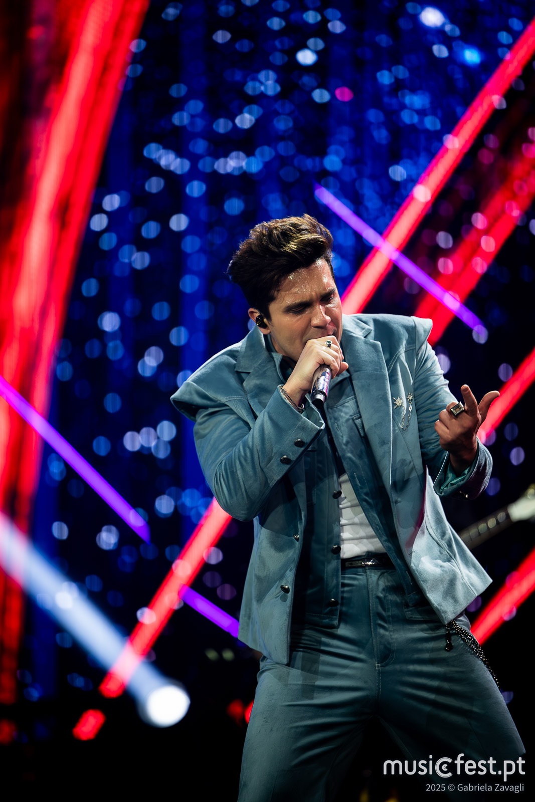 LUAN SANTANA EMPLACA SEIS MÚSICAS SIMULTANEAMENTE EM PORTUGAL E ENTRA PARA O TOP 3 DOS ARTISTAS MAIS OUVIDOS DO PAÍS E SEGUE EM TURNÊ PELA EUROPA