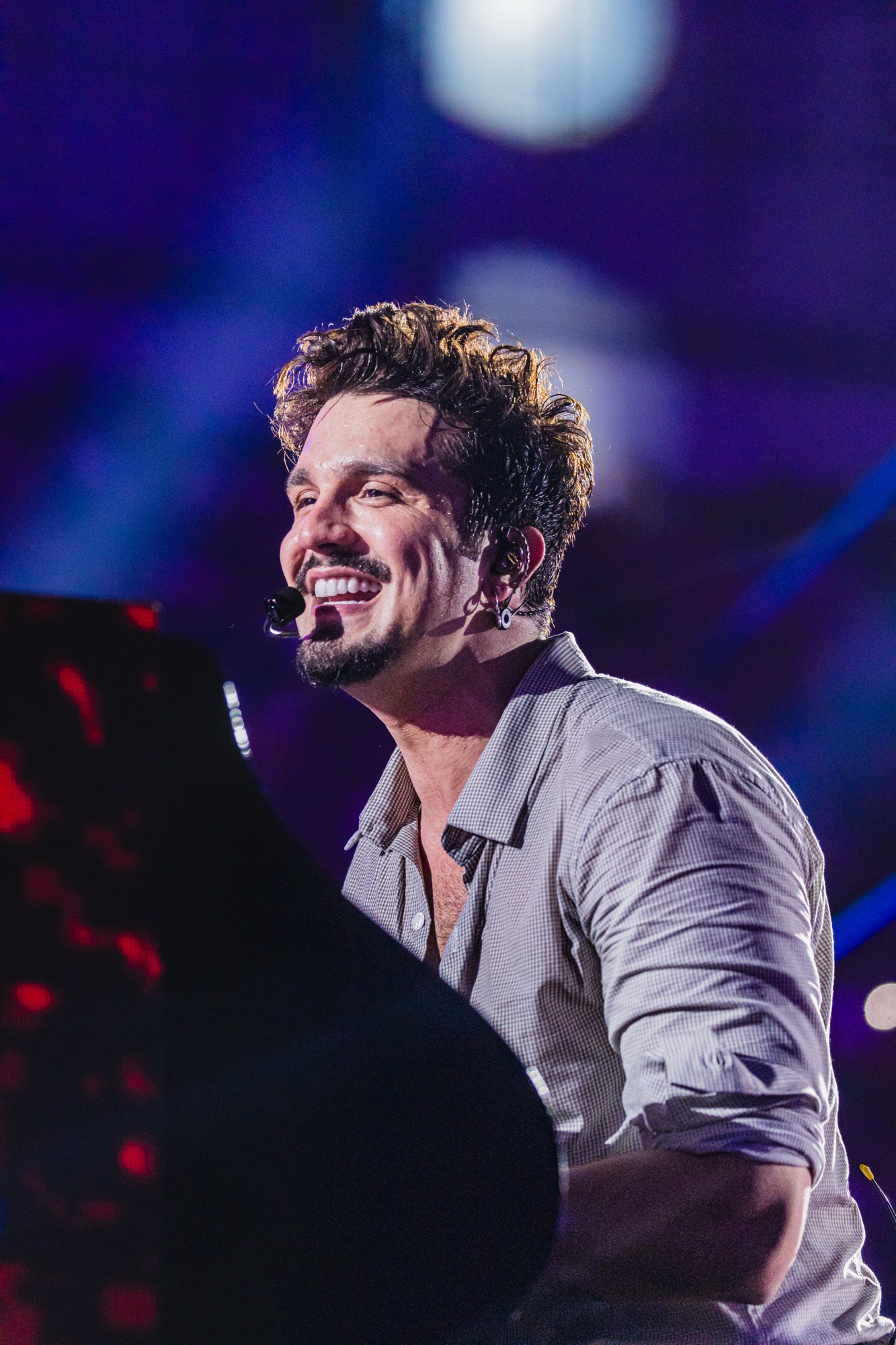 LUAN SANTANA USA RELEITURA DE LOOKS ICÔNICOS DE SUA CARREIRA EM GRAVAÇÃO DE DVD